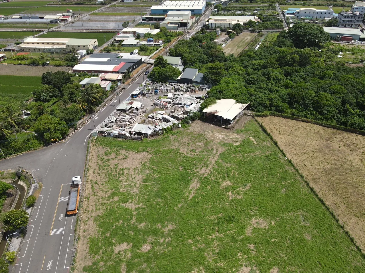 无论高雄大学与小港森林公园旁，面积较大土地均流标，市场呈现建商观望氛围增加，市场十分冷清。高市府提供
