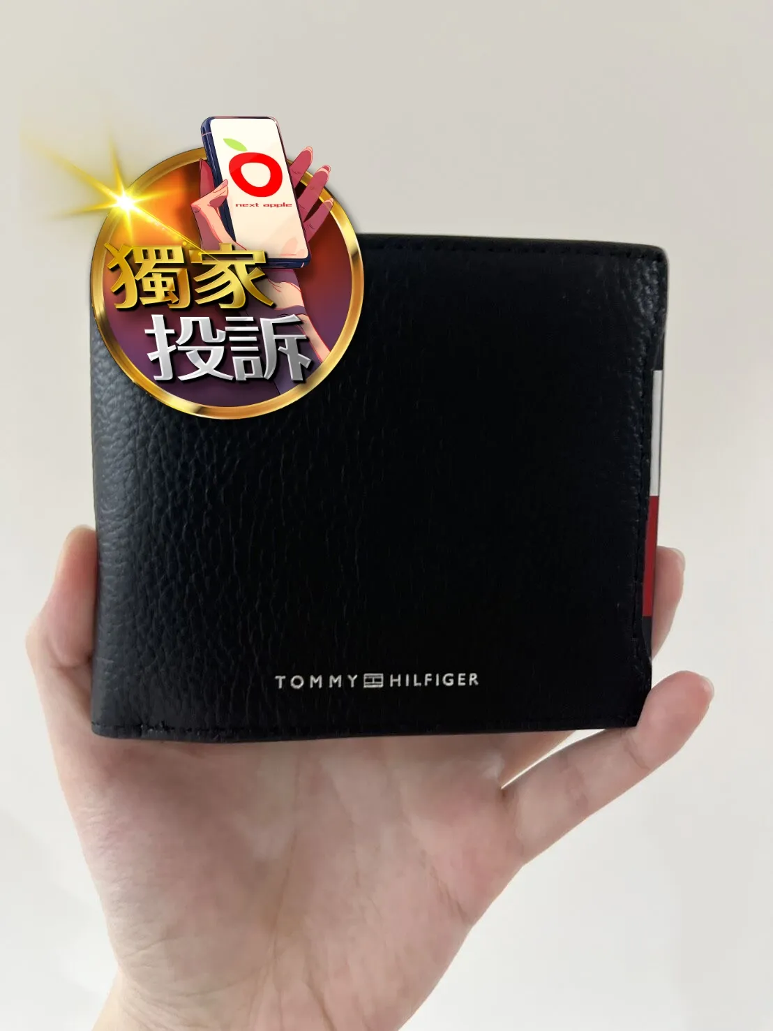 林小姐网购的TOMMY HILFIGER「Central 对折式零钱银包」，里面有一张停车发票。读者提供