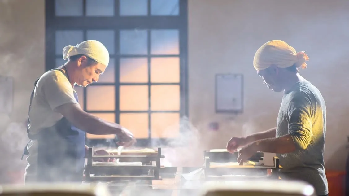 演员们真的到工厂学习制作豆腐。民视提供