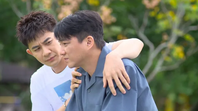 曾子益（後）戲裡是藍葦華和洪都拉斯的潤滑劑。民視提供