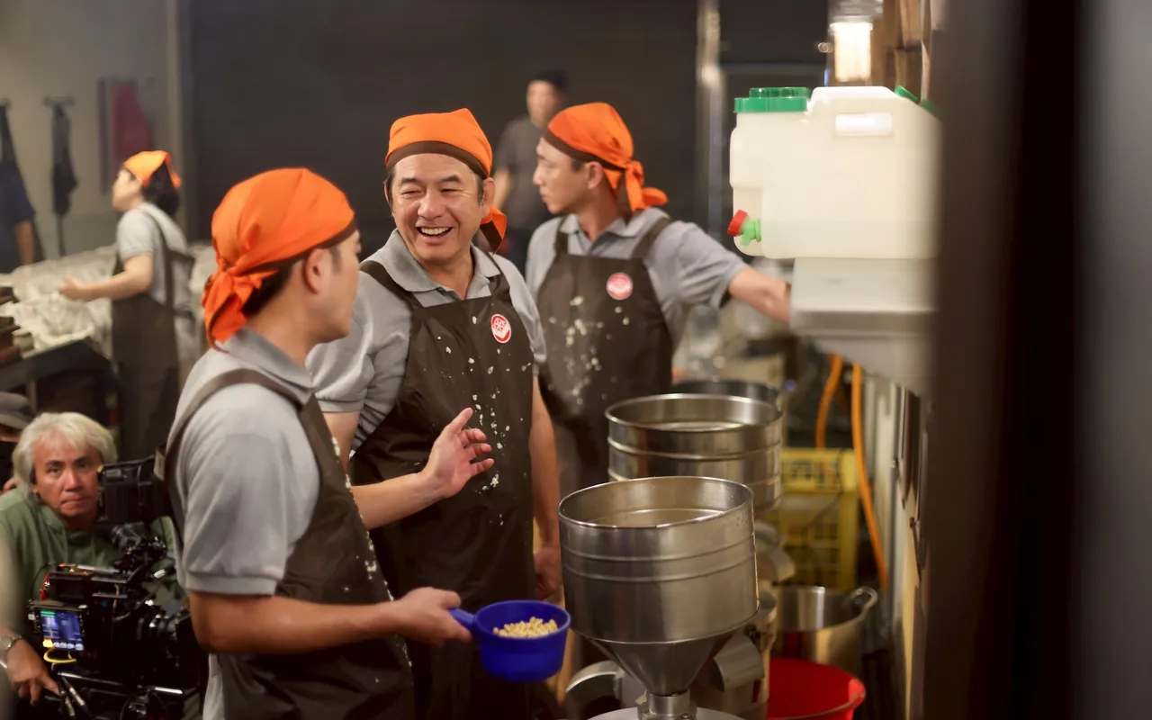 演员们在制作豆腐时都素颜。民视提供