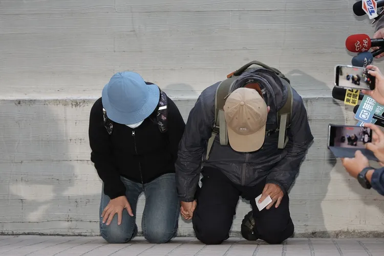 張文父母出面下跪致歉，表示會全力配合司法調查。中央社