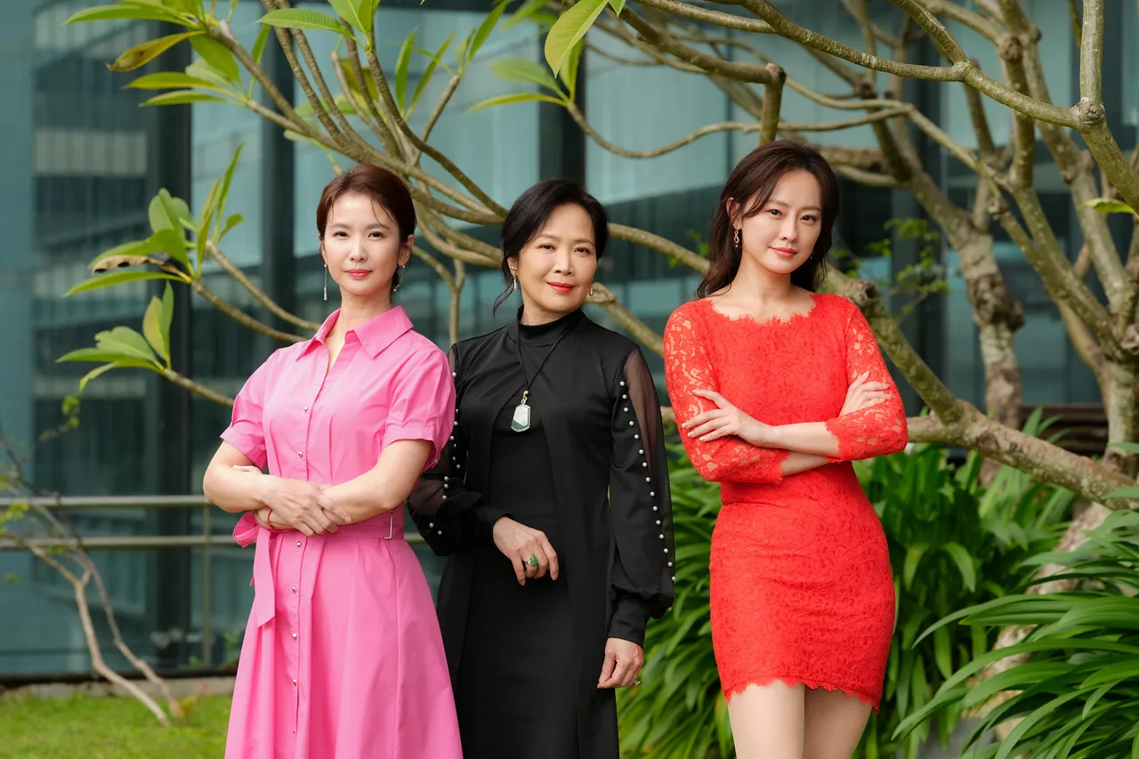 陈小菁（左起）、林秀玲、璟宣为剧情开启新的支线。三立提供