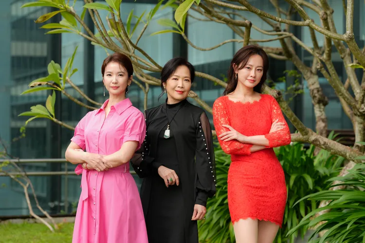 陳小菁（左起）、林秀玲、璟宣為劇情開啟新的支線。三立提供