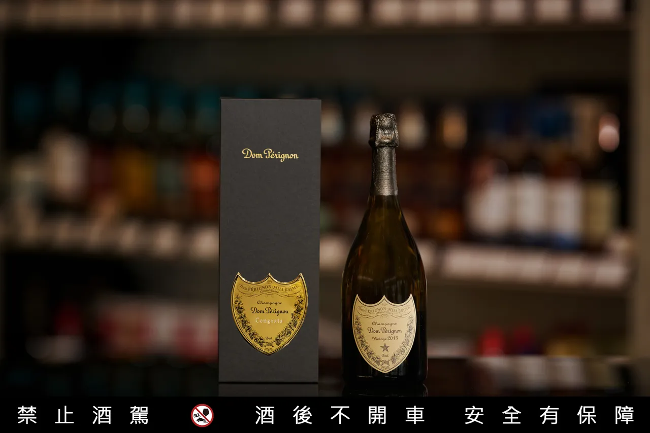 香槟王黑金礼盒搭配金属盾牌，在光线下呈现细致光泽。显低调奢华与精致收藏感。业者提供