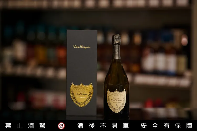 香檳王黑金禮盒搭配金屬盾牌，在光線下呈現細緻光澤。顯低調奢華與精緻收藏感。業者提供