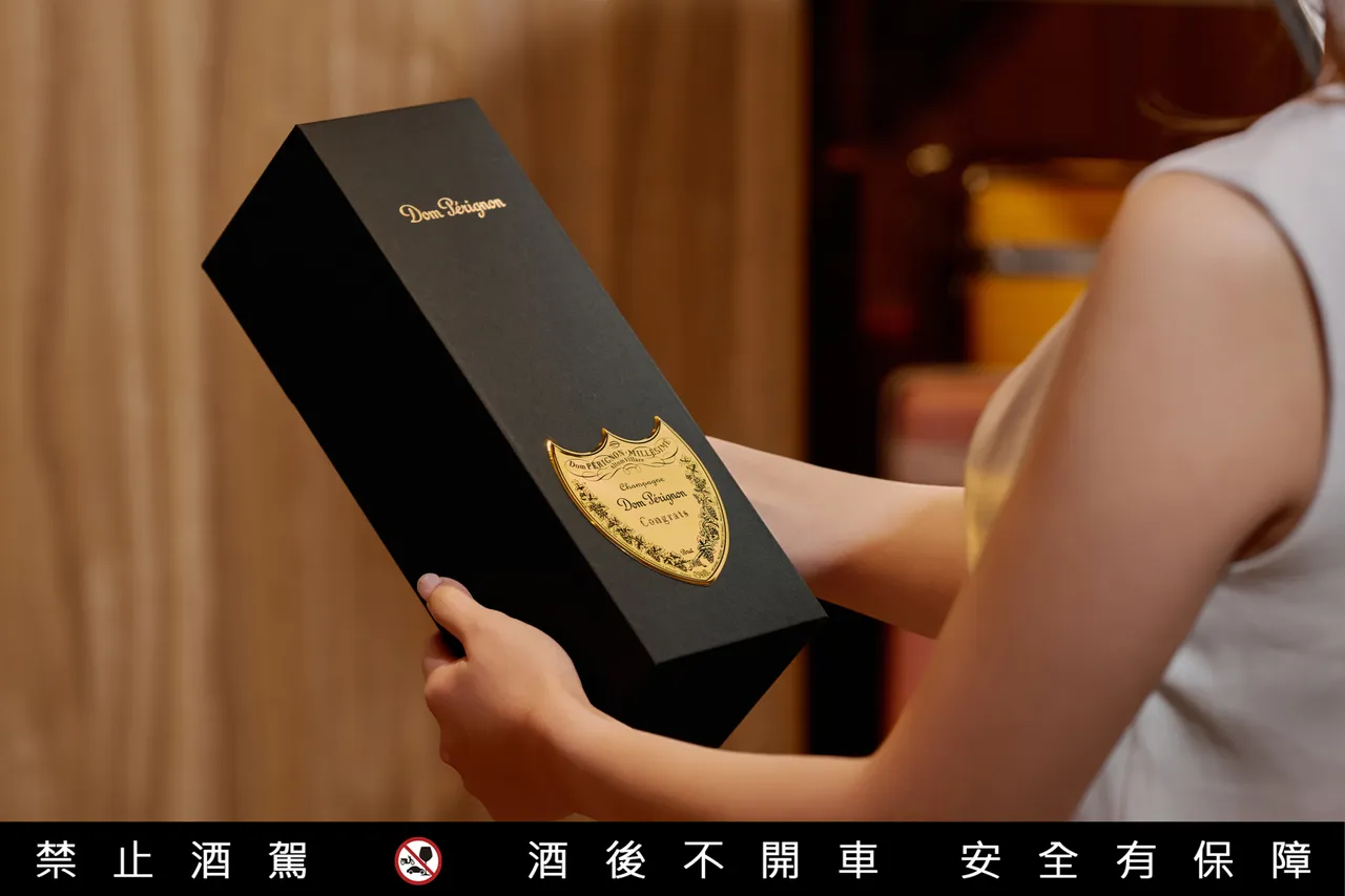消费者于指定合作门市选购 Dom Pérignon 香槟王礼盒，即可享盾牌刻字服务，现场能实际感受金属质感与客制雕刻的精致效果。业者提供