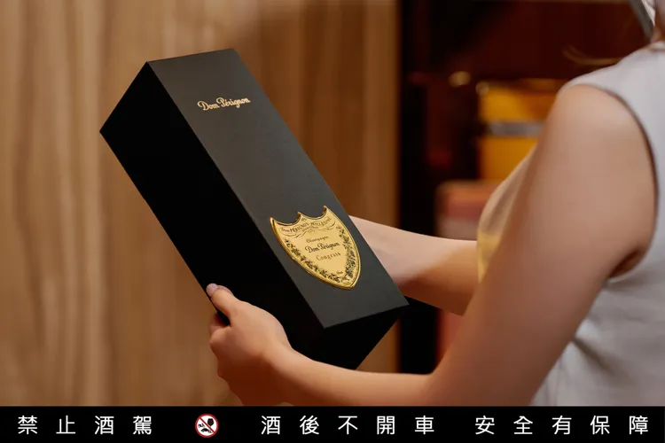 消費者於指定合作門市選購 Dom Pérignon 香檳王禮盒，即可享盾牌刻字服務，現場能實際感受金屬質感與客製雕刻的精緻效果。業者提供