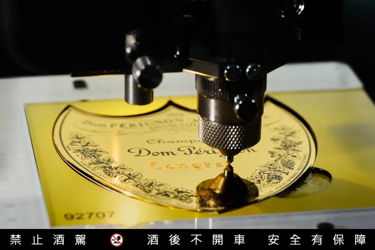 香槟王黑金礼盒搭配金属盾牌，在光线下呈现细致光泽。盾牌贴附后与外盒完美融合，让整体包装更显低调奢华与精致收藏感。业者提供