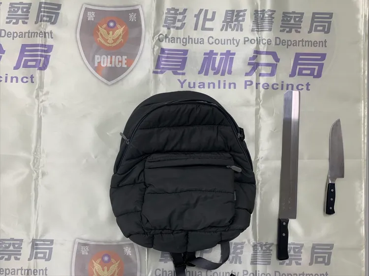 簡男手腳有傷，拿著西瓜刀、水果刀逛大街，目擊民眾立刻報警逮人。民眾提供