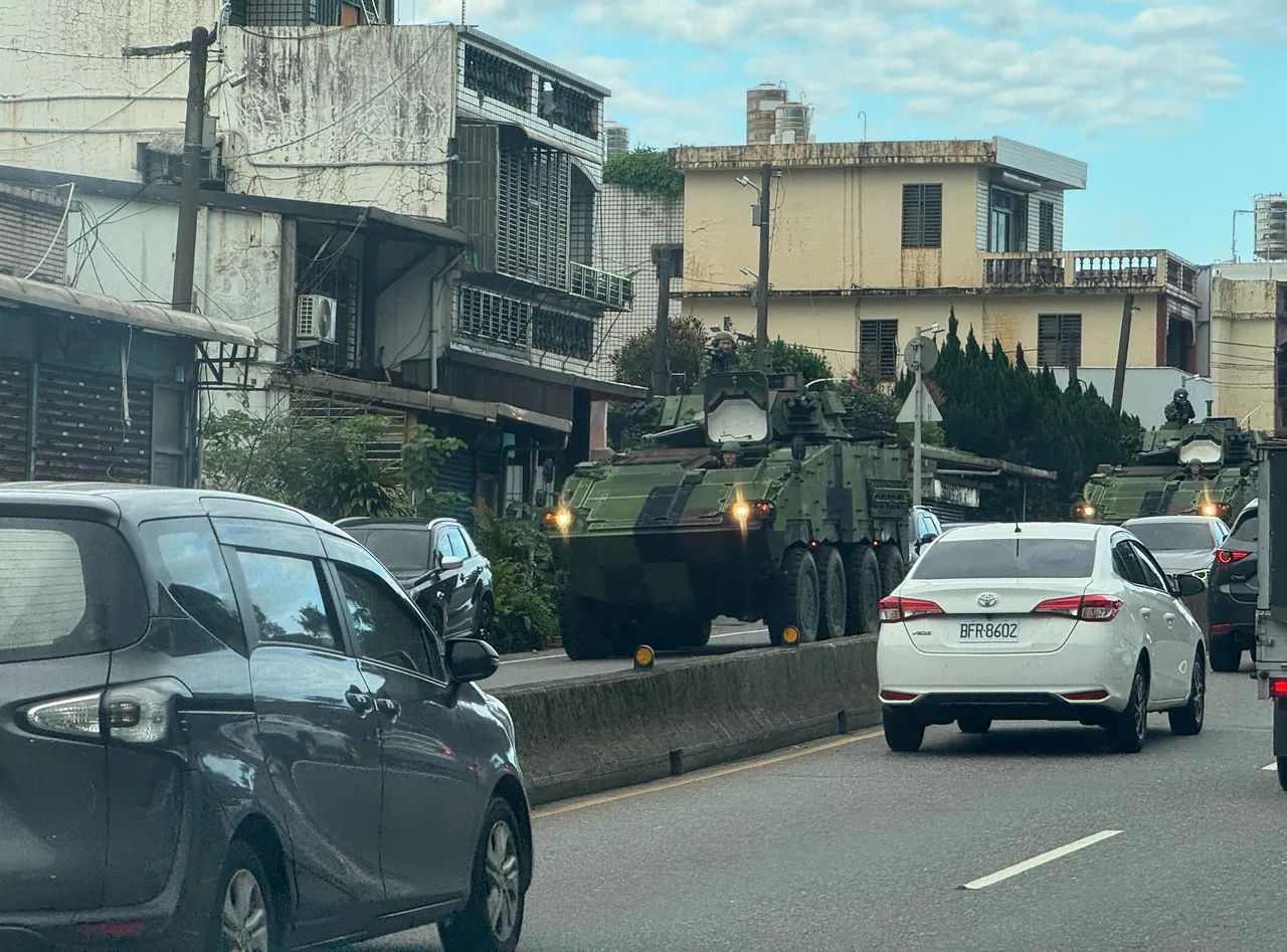 云豹甲车29日下午现踪新北市万里地区。彭欣伟摄影