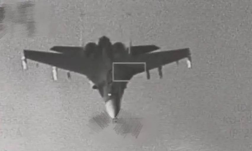 中共29日宣布对台军演，国防部披露F-16V战机透过「狙击手先进标定荚舱」监控中共歼16战机画面。国防部提供