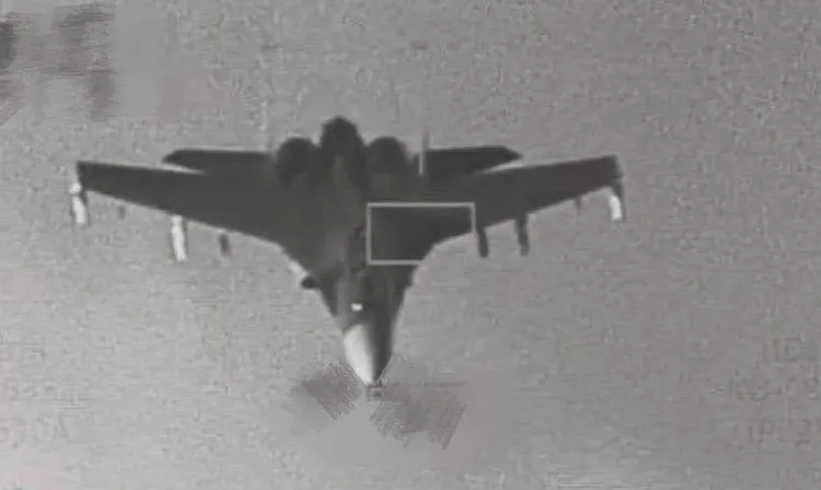 中共29日宣布對台軍演，國防部披露F-16V戰機透過「狙擊手先進標定莢艙」監控中共殲16戰機畫面。國防部提供