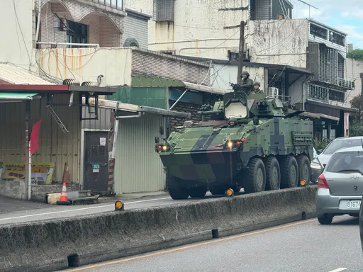 中共圍台軍演　雲豹甲車現蹤萬里地區、國軍F-16V監控殲16畫面曝光