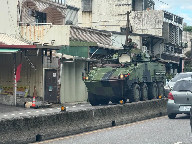 中共围台军演　云豹甲车现踪万里地区、国军F-16V监控歼16画面曝光