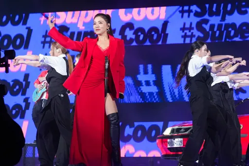 把五月天变唱跳男团！丁当舞台魅力圈粉带旺明年雄蛋票房　开心预告将升级