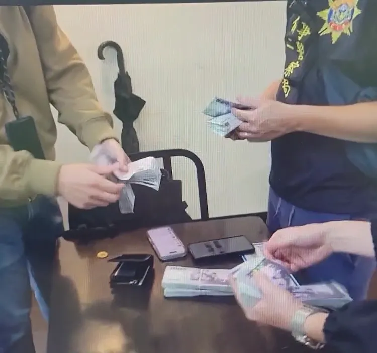 警方查獲137萬餘元贓款。翻攝畫面