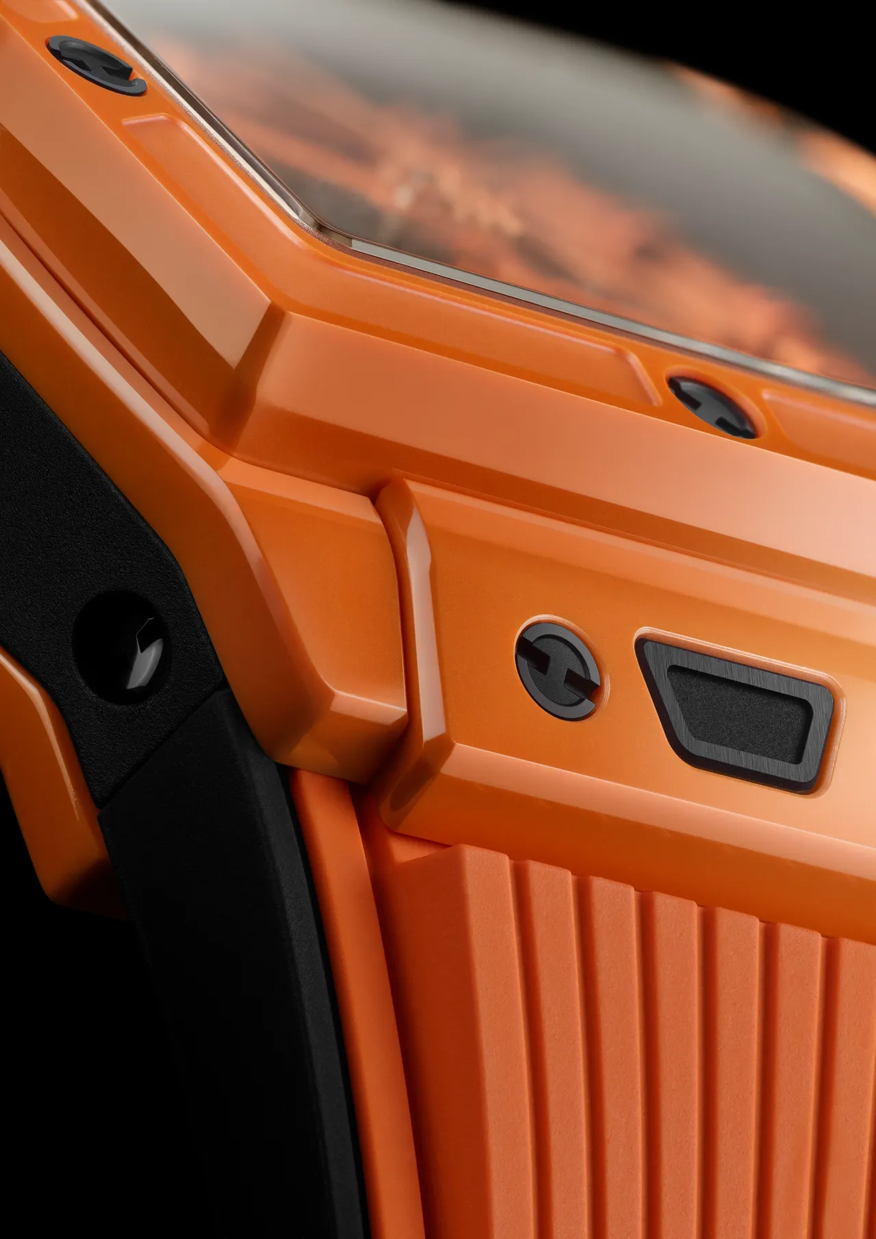 HUBLOT Spirit of Big Bang亮彩橘陶瓷计时码表。品牌提供