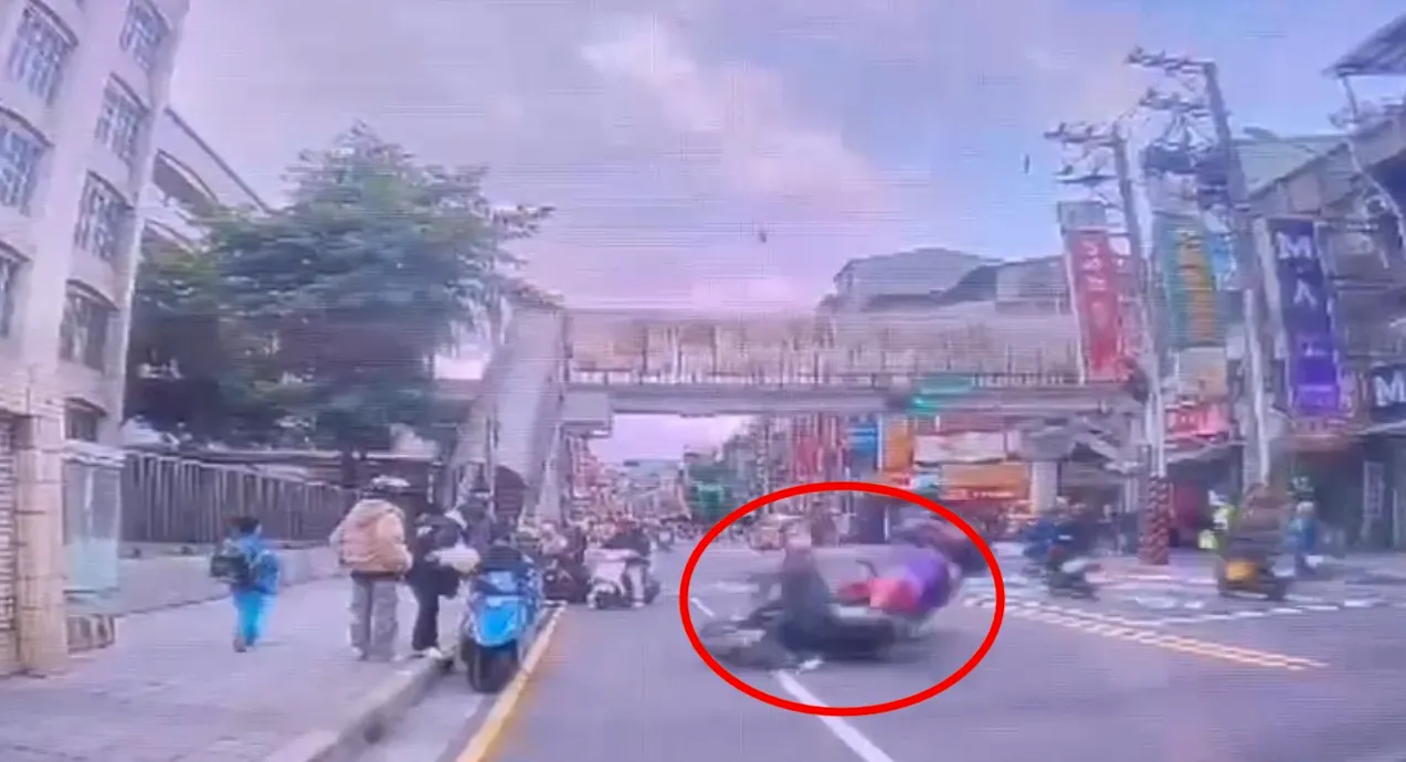 阿嬤騎車在校門口違規發生車禍，也在師生面前上了一堂震憾課程。翻攝畫面