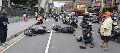 真母汤！阿嬷载孙女上学校门口「违规大回转」被撞飞　师生目睹「人仰车翻」吓呆