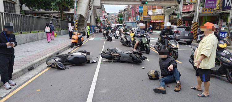 真母湯!阿嬤載孫女上學校門口「違規大迴轉」被撞飛 師生目睹「人仰車翻」嚇呆