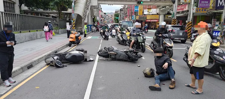 張姓阿嬤載著孫女一早上學卻在校門口直接違規迴轉，遭直行機車撞擊，造成2車倒地3人受傷。翻攝畫面