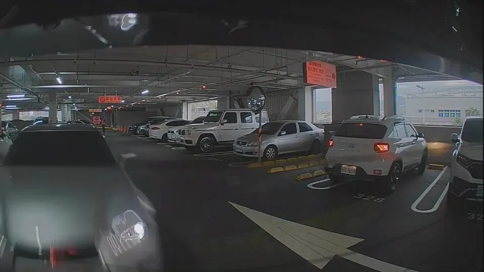 駕駛現代休旅車的被害車主，發現李男車子失控驚喊「快跑」，沒想到仍被撞上。民眾提供