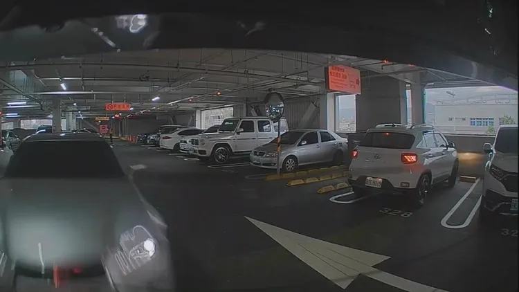 駕駛現代休旅車的被害車主，發現李男車子失控驚喊「快跑」，沒想到仍被撞上。民眾提供