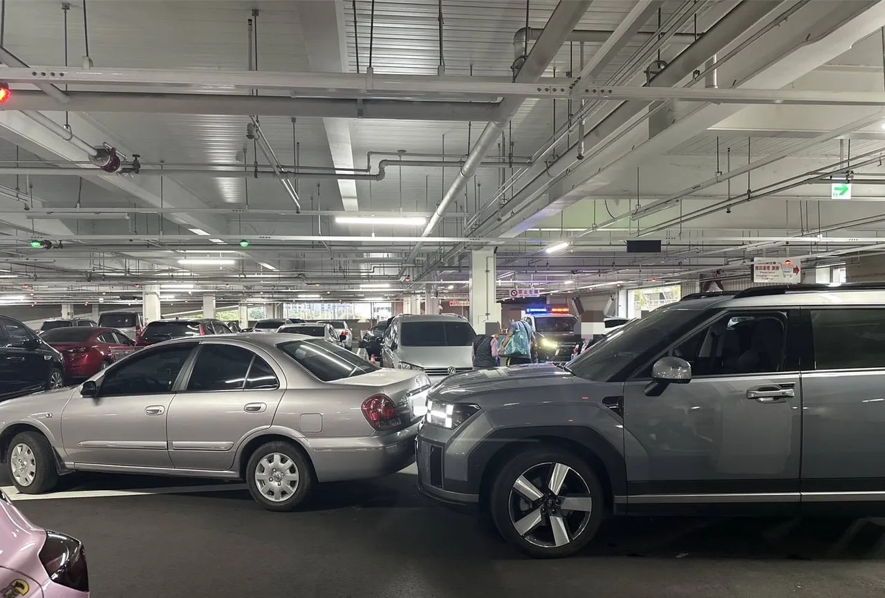 挨撞的現代休旅車又追撞前車。民眾提供