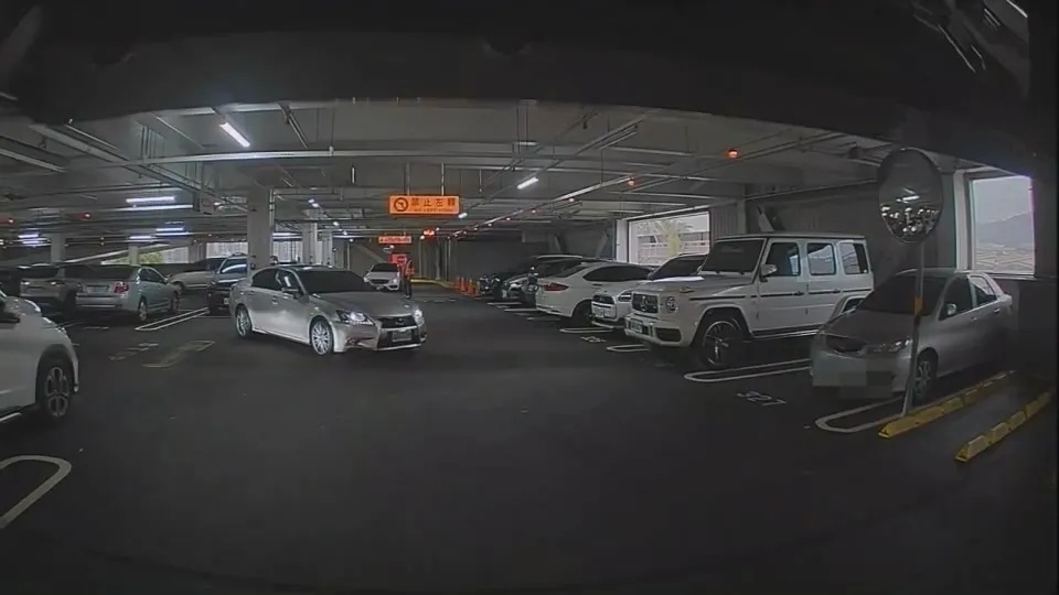 李男的Lexus轎車倒車時又撞上柱子。民眾提供