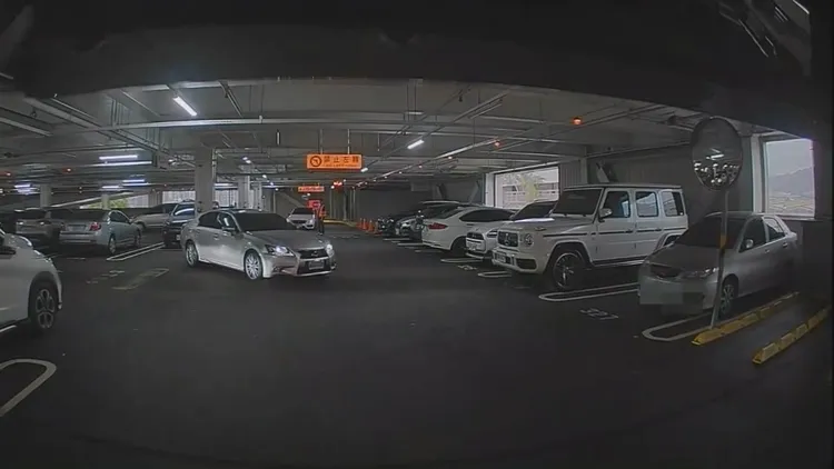 李男的Lexus轎車倒車時又撞上柱子。民眾提供