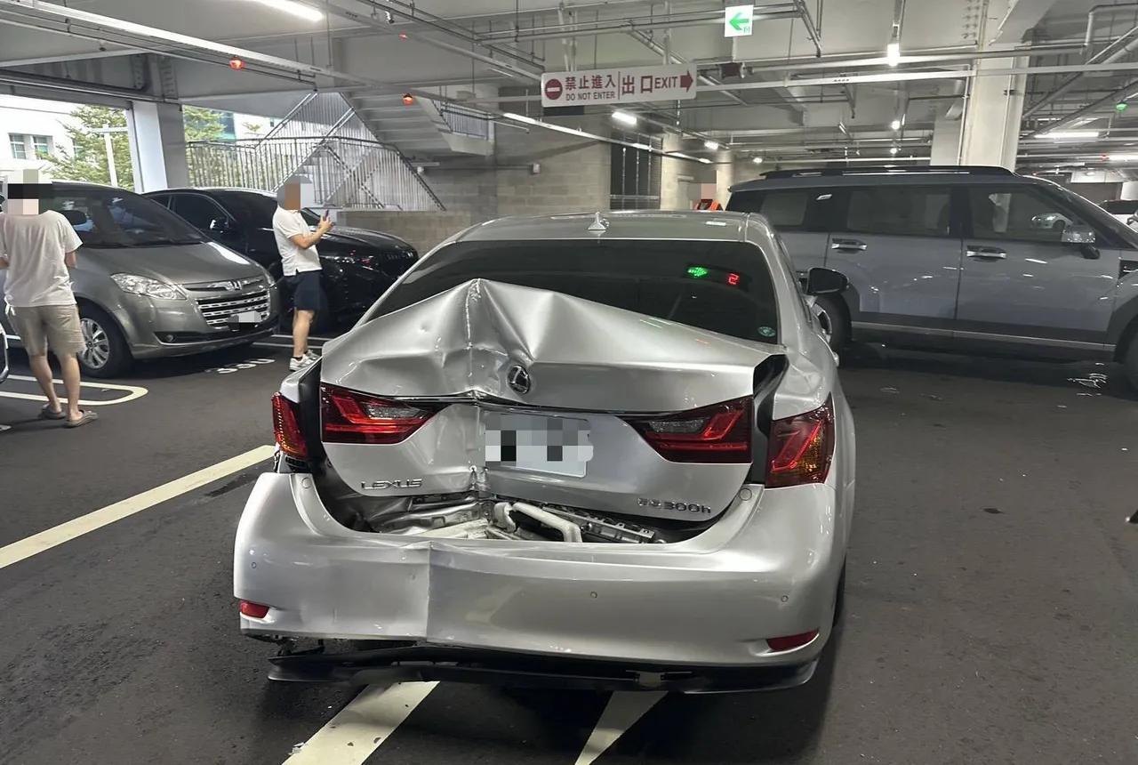 李男倒車時撞上柱子，車尾嚴重受損。民眾提供