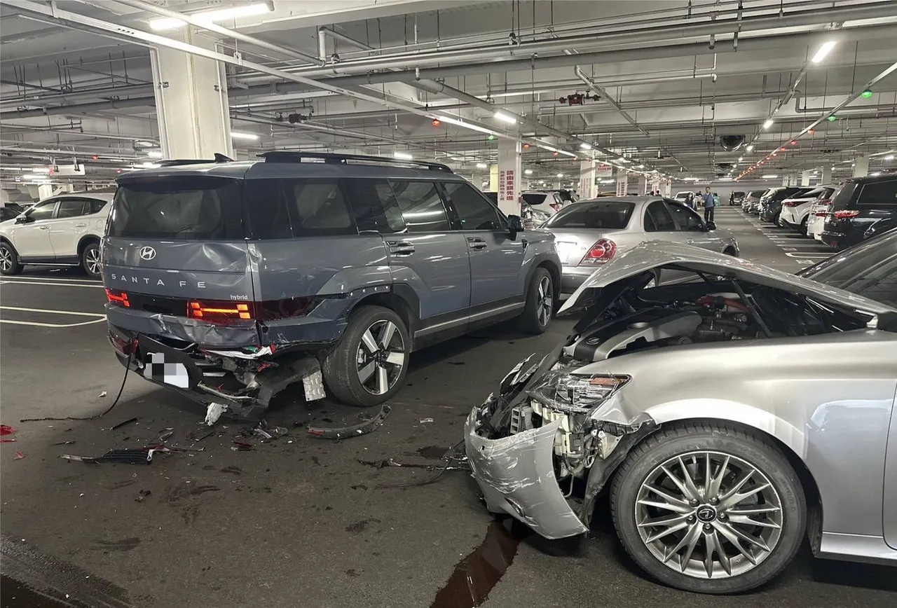 現代休旅車遭李男的LEXUS轎車撞上。民眾提供