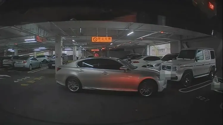 疑涉毒駕的Lexus轎車，在好市多北屯店停車場先撞上1輛停在車格內的賓士越野車，接著倒車撞擊梁柱，又往前連撞2車。民眾提供