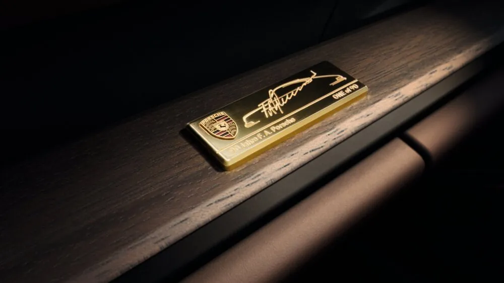 911 GT3 90 F. A. Porsche全球仅限量90部，每辆车上都有专属铭牌。原厂照片