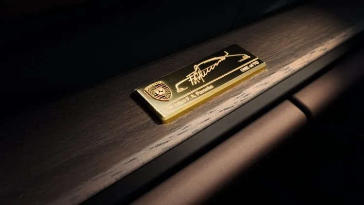 911 GT3 90 F. A. Porsche全球僅限量90部，每輛車上都有專屬銘牌。原廠照片