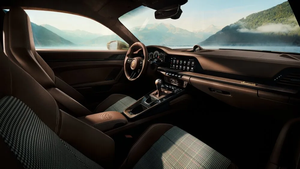 内装融入F.A.格纹织布材质（F. A. Grid-Weave），搭配松露棕色Club真皮与石灰黄缝线。原厂照片