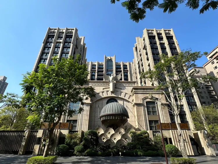 台湾房屋集团趋势中心观察今年豪宅总价交易排行，前五名集中在蛋黄区两大豪宅，总金额最高的是信义计划区今年六月出售的「皇翔御琚」一笔建商自家关系人交易，以8.4亿买下1.2楼双楼层户共376坪。台湾房屋提供