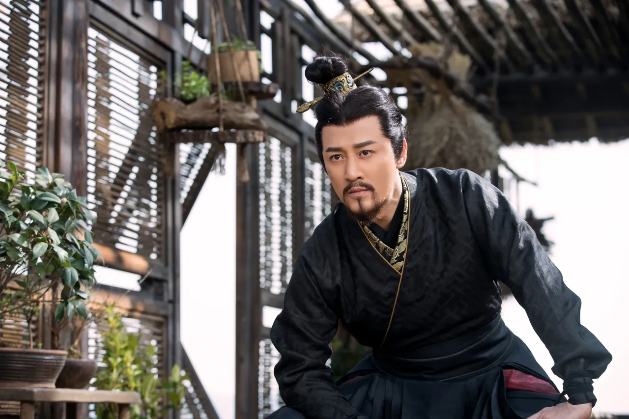林峰扮演秦王（赵盘）。华映提供