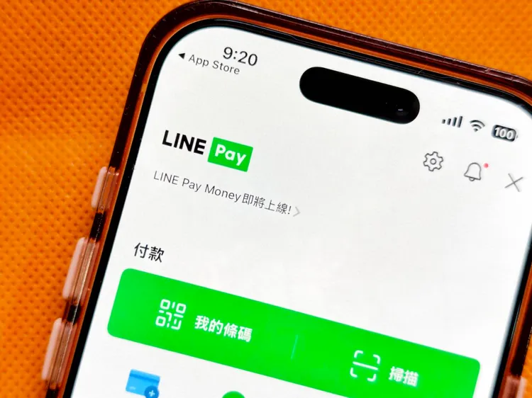LINE Pay全新电子支付服务「LINE Pay Money」今下午正式上线，用户更新App后即可开通帐户，并完成身分验证与绑定金融帐户，转帐、储值、缴费与乘车等功能皆可无缝使用。赵筱文摄