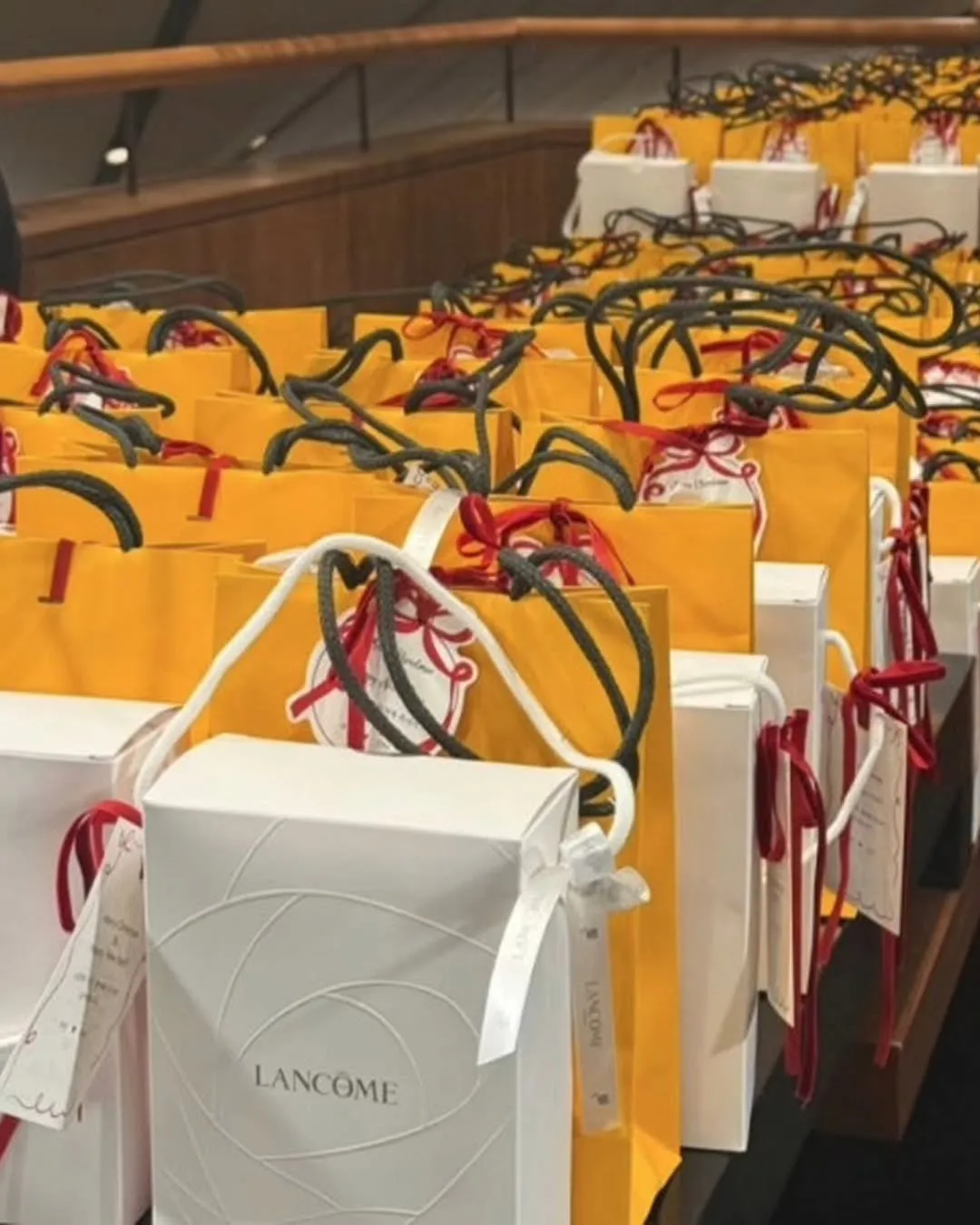 金宇彬和申敏儿选择Acqua di Parma香氛、兰蔻美妆作为婚礼小物。品牌提供