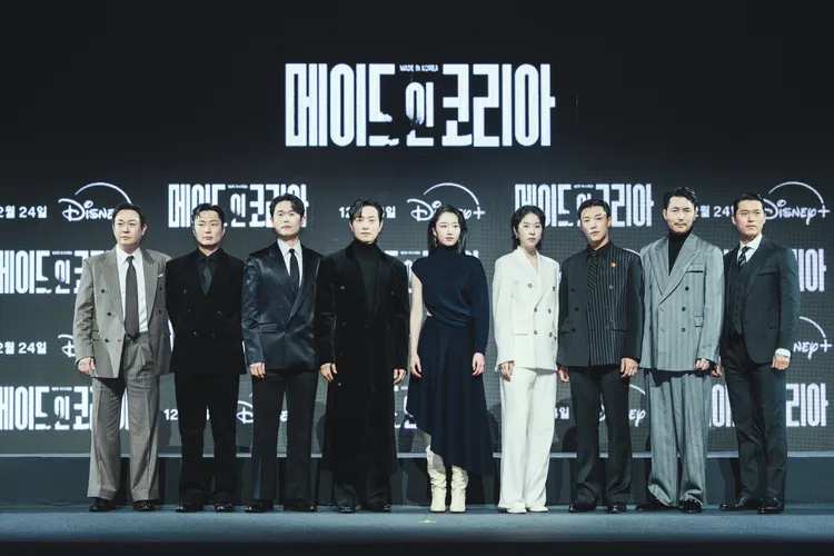 朴埇佑（左起）、盧載沅、姜吉宇、鄭星一、元志安、徐恩秀、禹棹奐、鄭雨盛、玄彬今出席《韓國製造》首爾記者會。Disney+提供