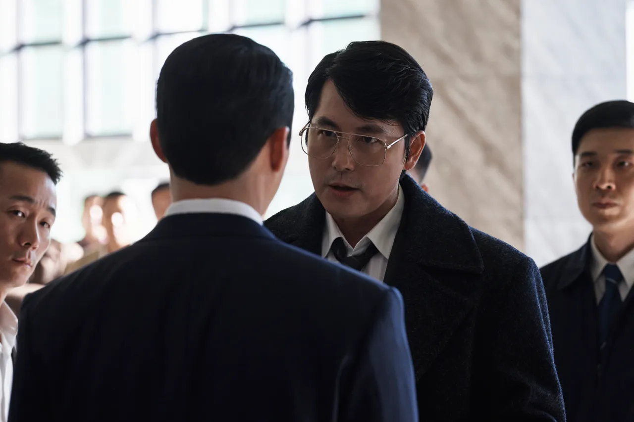 郑雨盛饰演固执检察官，剧中紧抓玄彬不放。Disney+提供