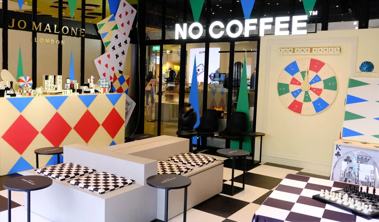 Jo Malone London与LINE礼物携手打造「英伦放玩派对快闪店」，在NO COFFEE台北中山店营造浓厚节庆氛围，吸引民众提前感受岁末送礼仪式感。LINE提供
