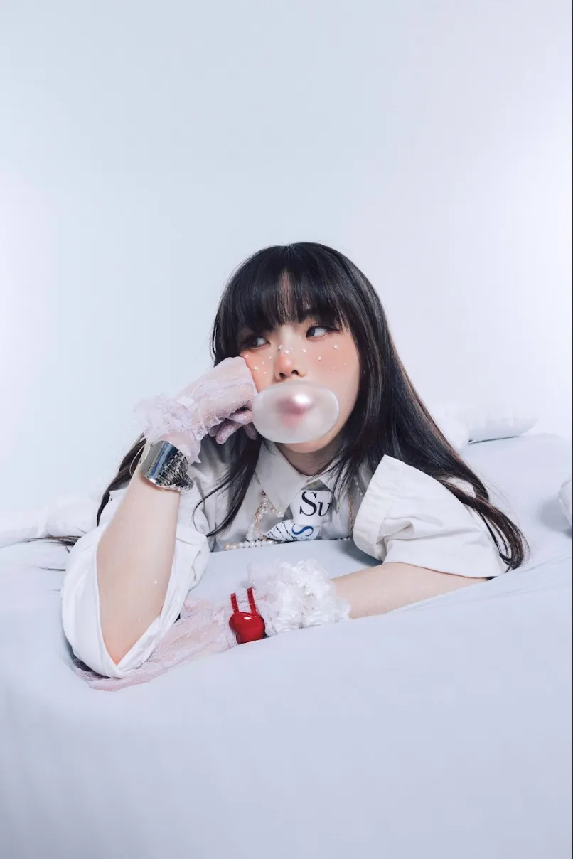 国民学姐胡恂舞专辑名称源自她童年时期的乳名「花皮」。宇宙曼波艺创提供