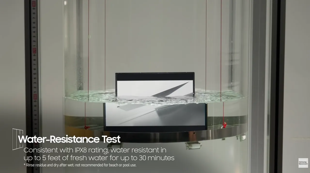 Galaxy Z TriFold進行IPX8等級防水測試，手機在清水中浸入達1.5公尺、30分鐘的情境下仍能正常運作，確保日常濺水或雨天使用的耐受度。翻攝三星影片