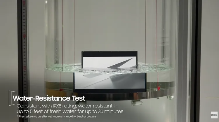 Galaxy Z TriFold進行IPX8等級防水測試，手機在清水中浸入達1.5公尺、30分鐘的情境下仍能正常運作，確保日常濺水或雨天使用的耐受度。翻攝三星影片