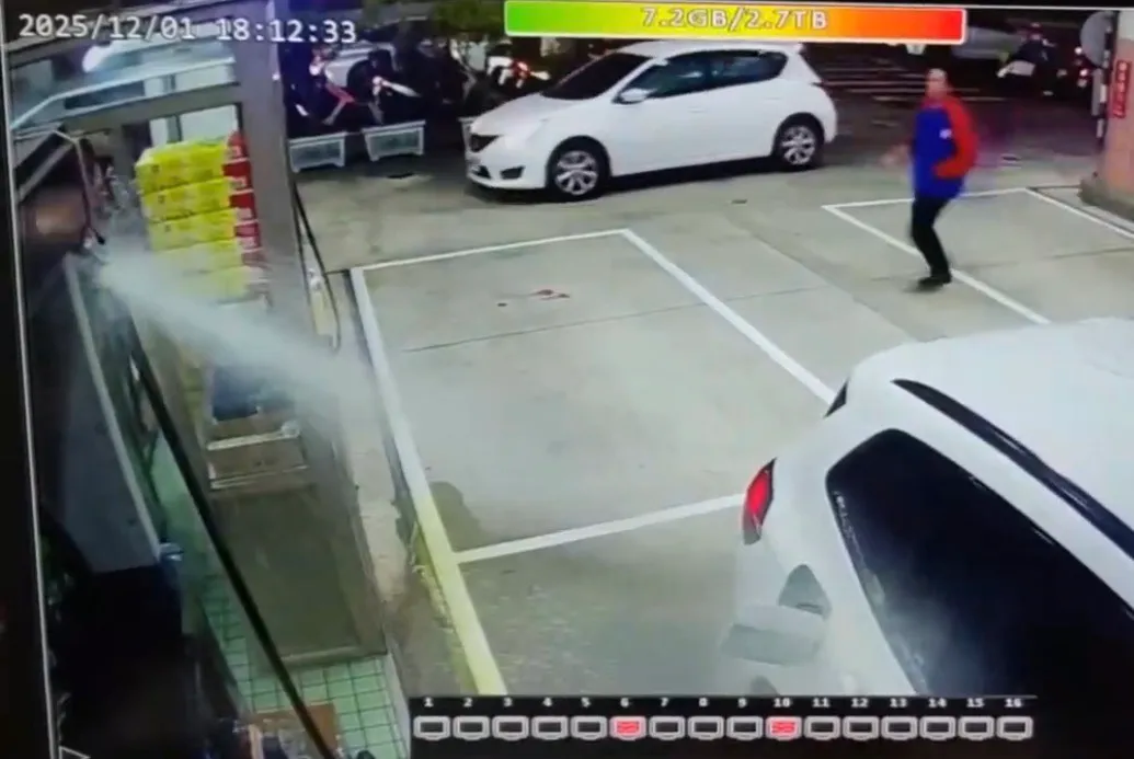 加油站员工被喷到眼睛又滑倒，另名员工赶紧跑过来帮忙。取自《Threads》