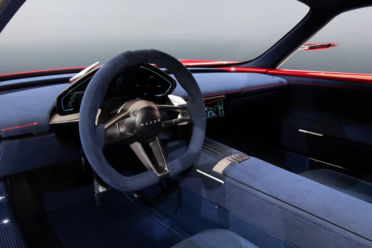 Iconic SP的座舱设计回归纯粹驾驭本质，采用以驾驶为中心的极简资讯介面与环保材质，内装细节如可持续材料与直觉操作布局，呼应Mazda对未来设计与永续理念的追求。原厂照片