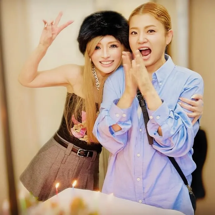 從事美容業 30 餘年的高橋美香，是濱崎步的御用美容師。翻攝高橋ミカInstagram